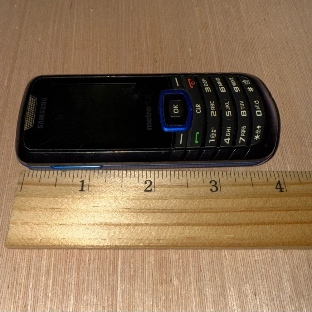Samsung Cell Phone Model:SCH-R100 Turns On MetroPCS UNTESTED (Read Description)